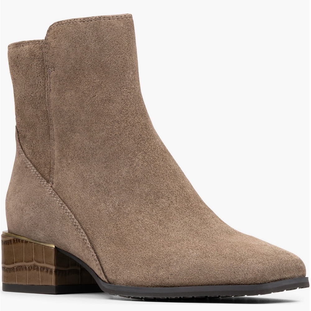 Donald Pilner Chic Brown Suede Ankle Boots